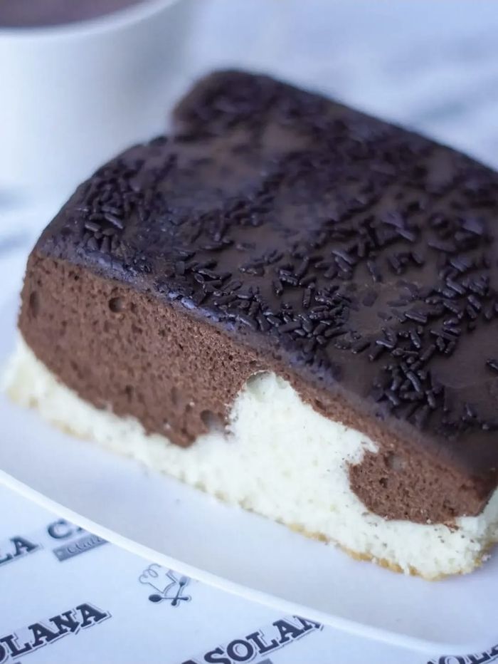 Bizcochuelo marmolado con cobertura de chocolate