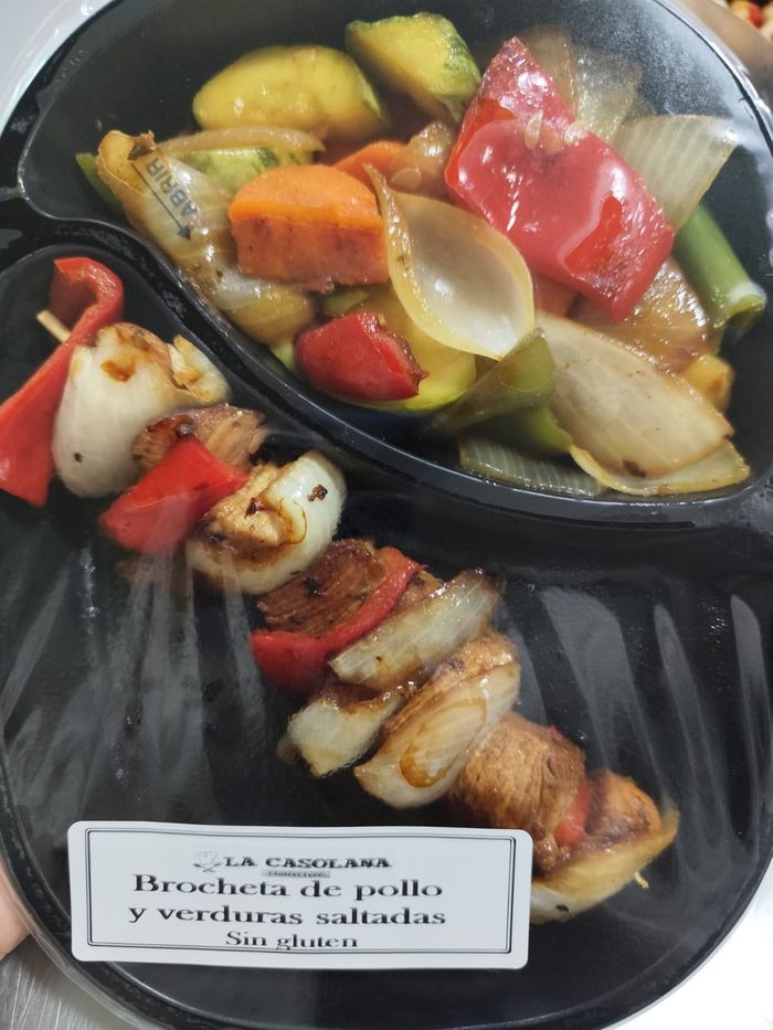 Vianda termosellada de brocheta de pollo con verduras salteadas, etiquetada Sin gluten