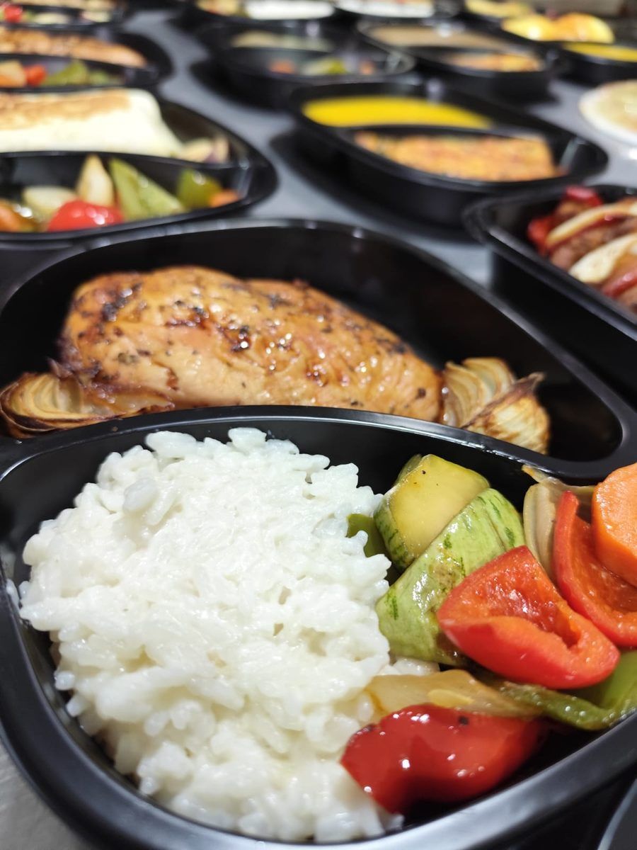 Viandas de La Casolana con pollo al horno, arroz y verduras asadas